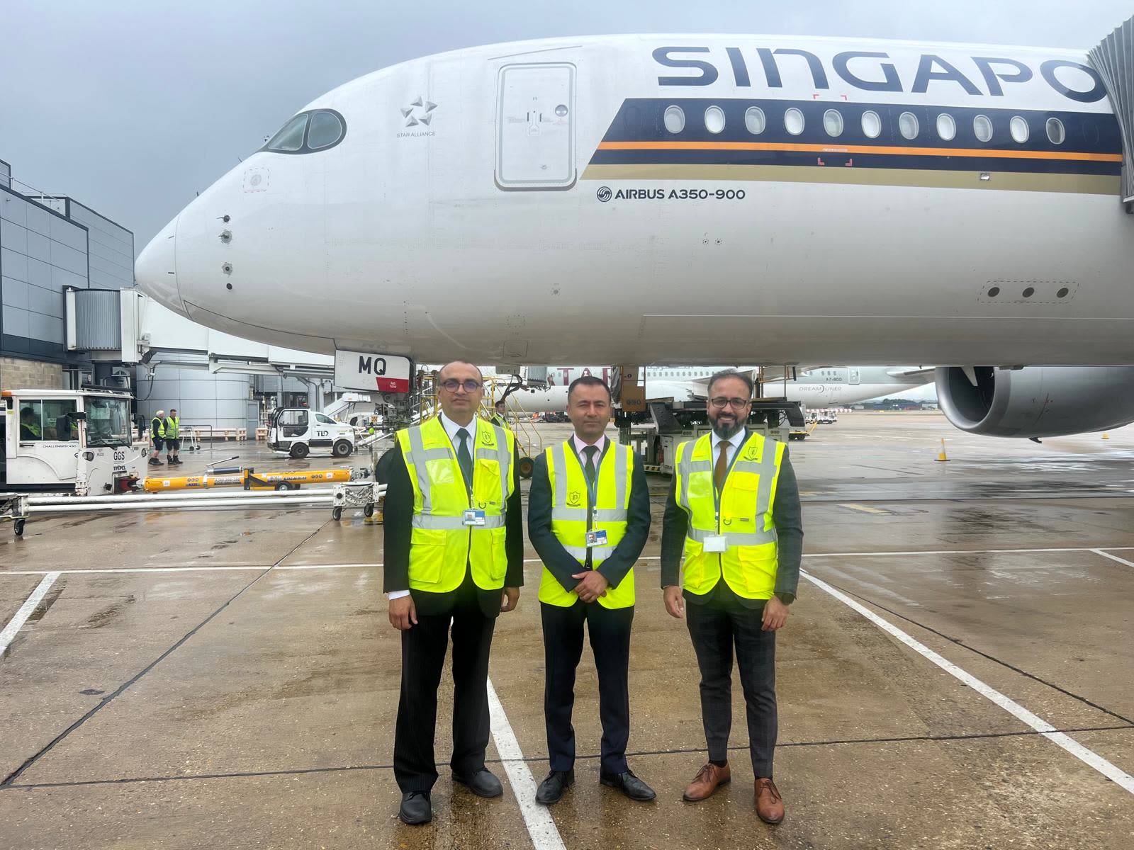 Three Pyrex managers on the apron at a Singapore Airlines A350